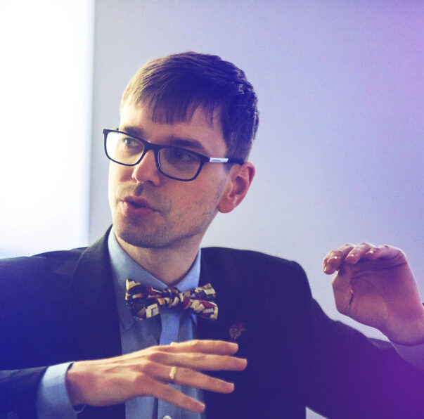 Mężczyzna prowadzący spotkanie OST