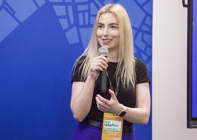 Kobieta przemawiająca na wydarzeniu